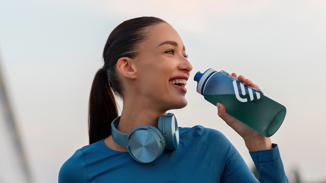 Nainen juo terveellistä energiajuomaa e9ä